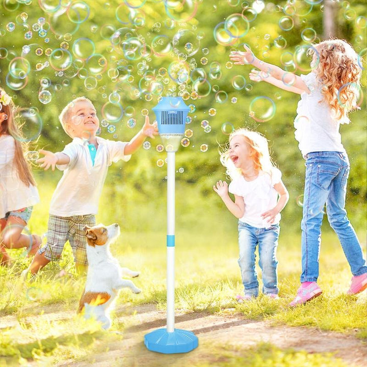 Glade børn leger med FountainFizz boblemaskine, der fylder haven med automatiske bobler for sjov familiehygge.