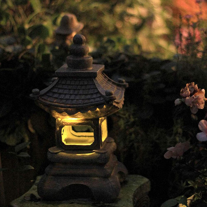 Miljøvenlig japansk solcellelampe til haven, der automatisk lyser op og skaber hyggelig udendørs belysning.