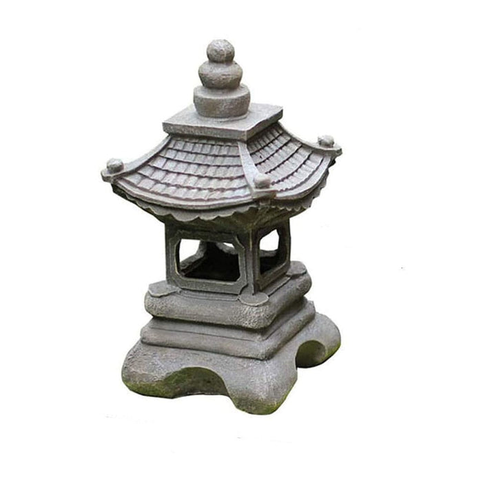 Japansk solcelle havelanterne med traditionelt design, der skaber roligt stemningslys i haven om aftenen.
