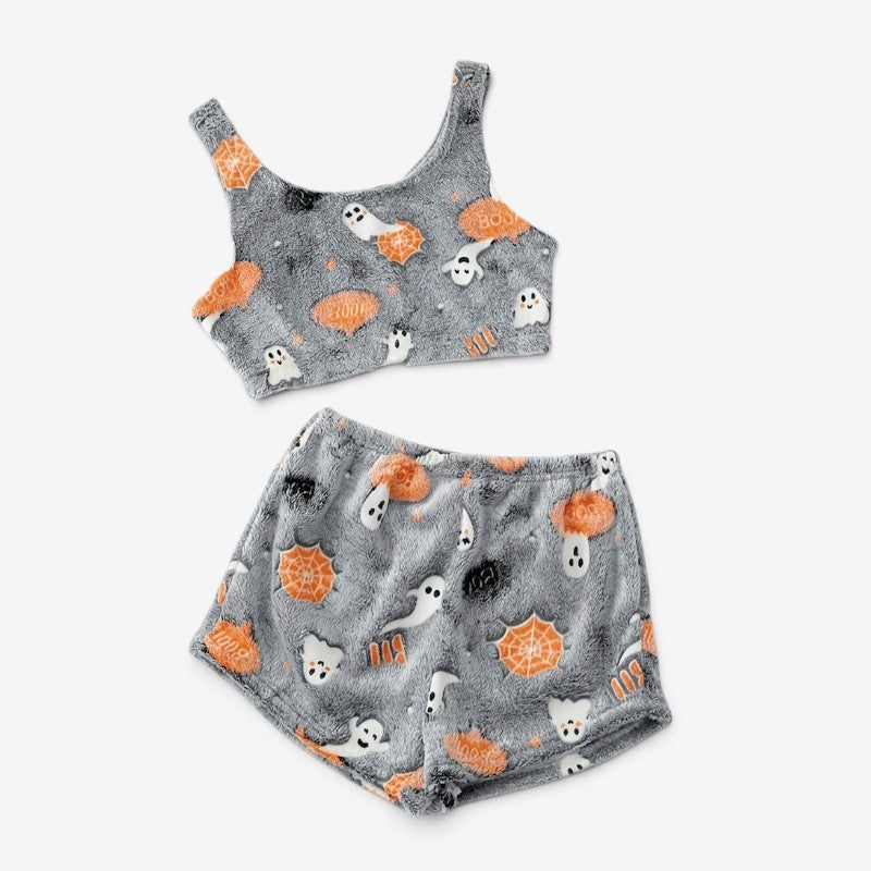 Dame Halloween pyjamassæt med selvlysende spøgelsesprint. Komfortabelt 2-delt nattøj til uhyggelige aftener.