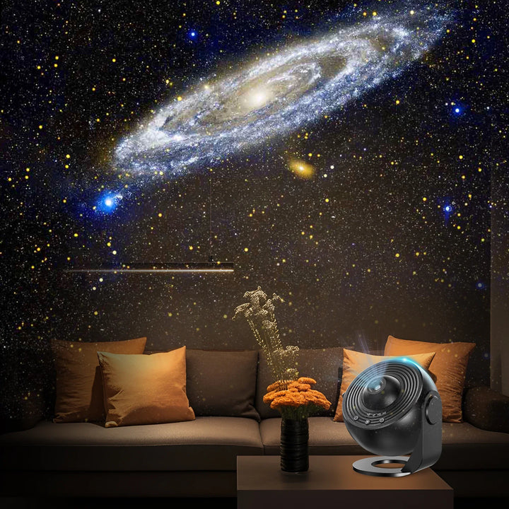 Planetarium projektor på et bord i et børneværelse, spreder et beroligende lys fra stjerner og galakser.