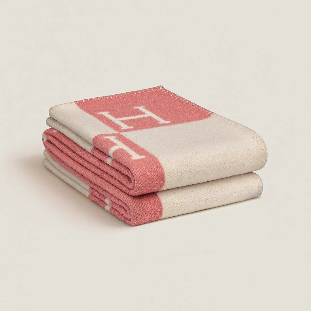 Lækkert uld cashmere plaid til hjemmet. Skab hygge med dette bløde og luksuriøse tæppe.