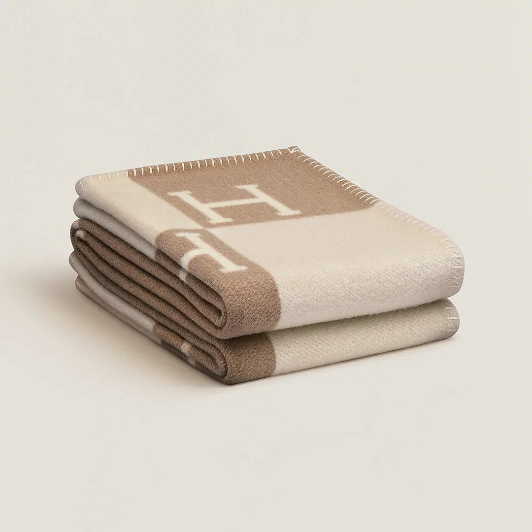 Alsidigt uld cashmere tæppe. Brug som plaid, sofatæppe eller sengetæppe for varme og hygge.