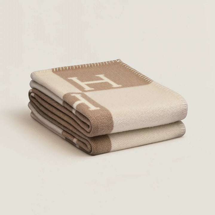 Alsidigt uld cashmere tæppe. Brug som plaid, sofatæppe eller sengetæppe for varme og hygge.