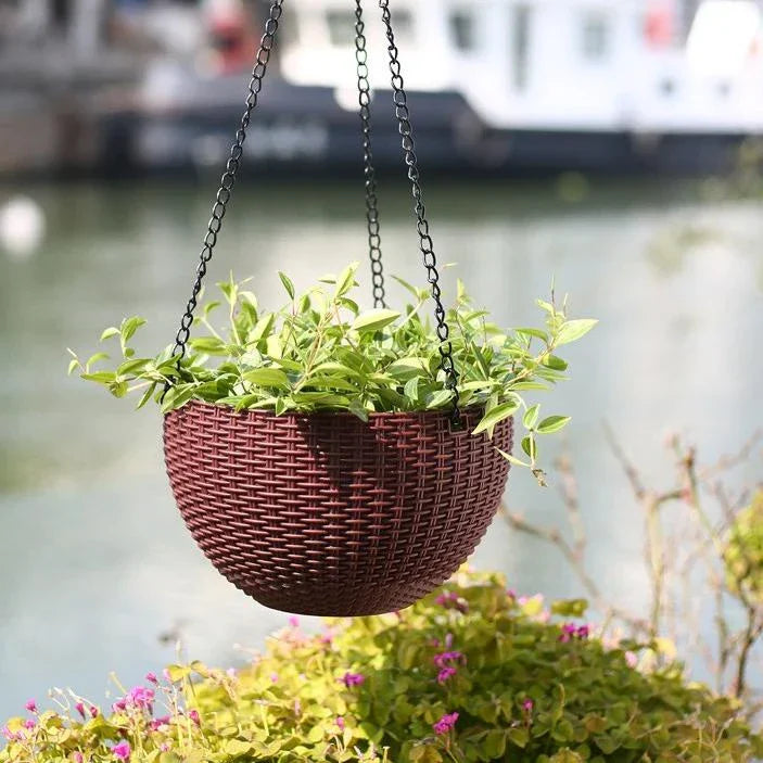 Flettet hængekurv i naturlig stil med kæde til ophængning, ideel til balkon- og haveudsmykning.