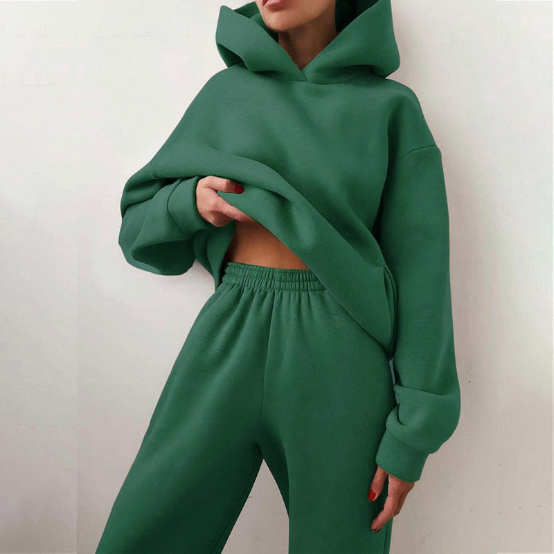 Model iført et grønt XXL jogging-sæt, der præsenterer den moderne og afslappede stil for kvinder.