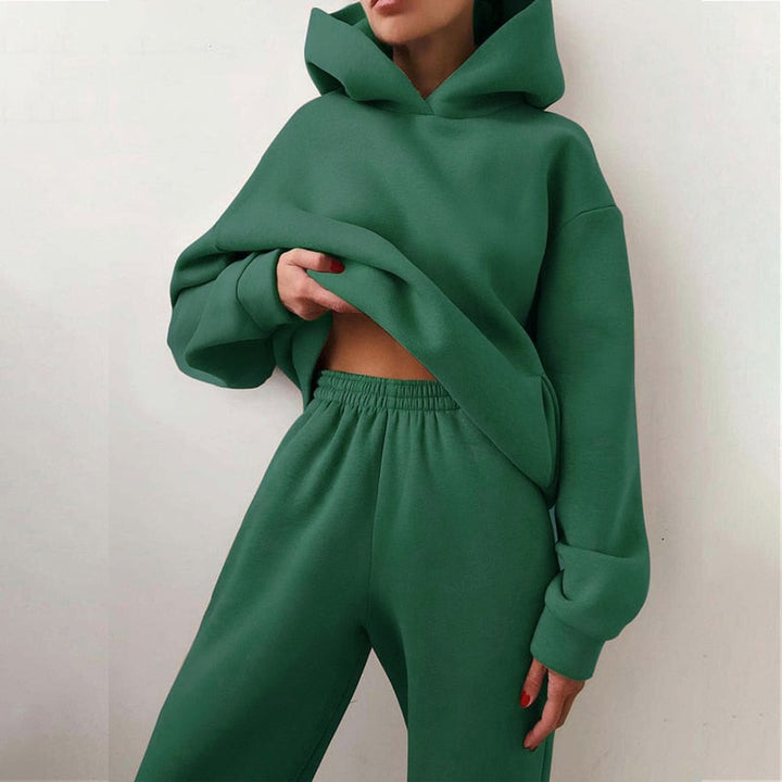 Model iført et grønt XXL jogging-sæt, der præsenterer den moderne og afslappede stil for kvinder.