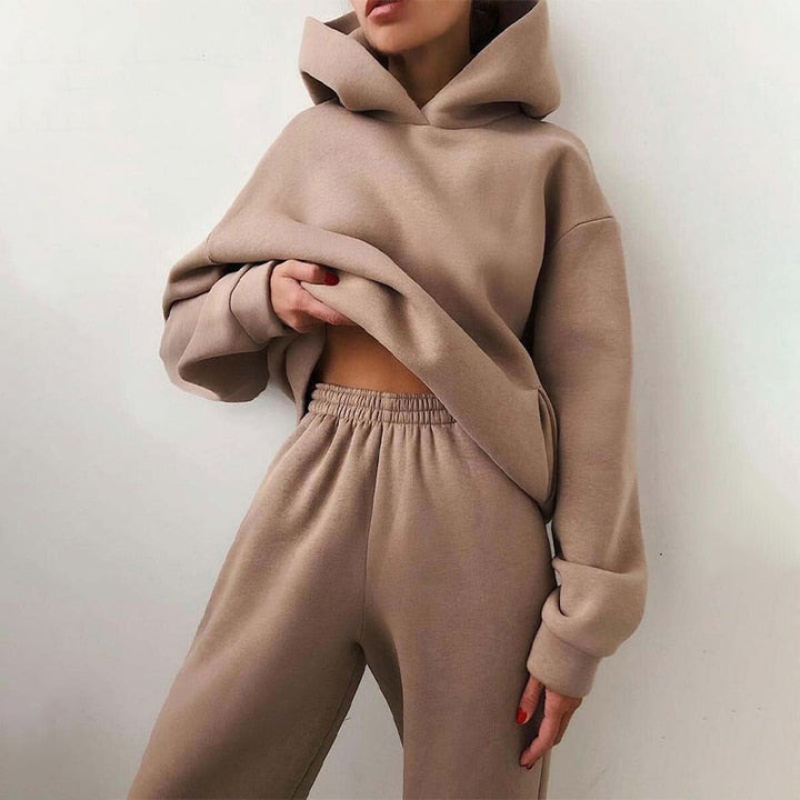 Hyggeligt XXL jogging-sæt i blødt polyester-bomuldsmiks, ideel til komfort og stil. Viser joggingbukser og trøje.