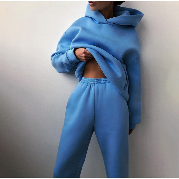 Detaljeret billede af XXL jogging-sættets stof, der viser det bløde polyester-bomuldsmiks for maksimal komfort.