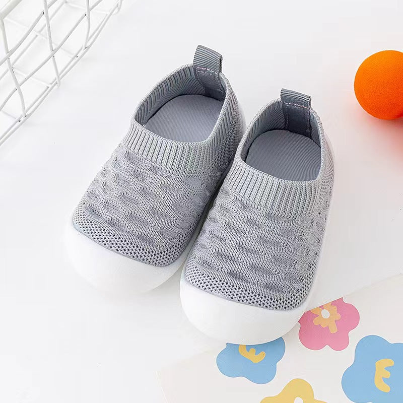 Strikkede baby barfods sokkesko, åndbare, skridsikre, i grå. Fleksibelt, behageligt design til små fødder.
