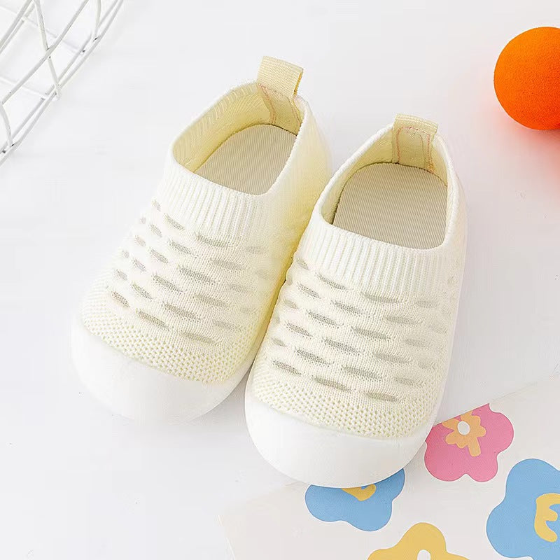 Strikkede baby barfods sokkesko, åndbare, skridsikre, i grå. Fleksibelt, behageligt design til små fødder.