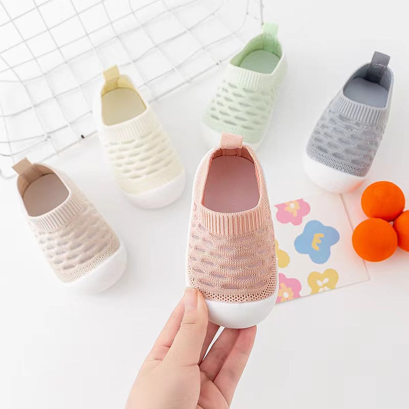 Strikkede baby barfods sokkesko, åndbare, skridsikre, i grå. Fleksibelt, behageligt design til små fødder.