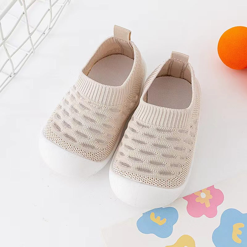 Strikkede baby barfods sokkesko, åndbare, skridsikre, i grå. Fleksibelt, behageligt design til små fødder.