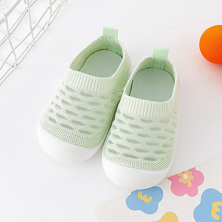 Strikkede baby barfods sokkesko, åndbare, skridsikre, i grå. Fleksibelt, behageligt design til små fødder.