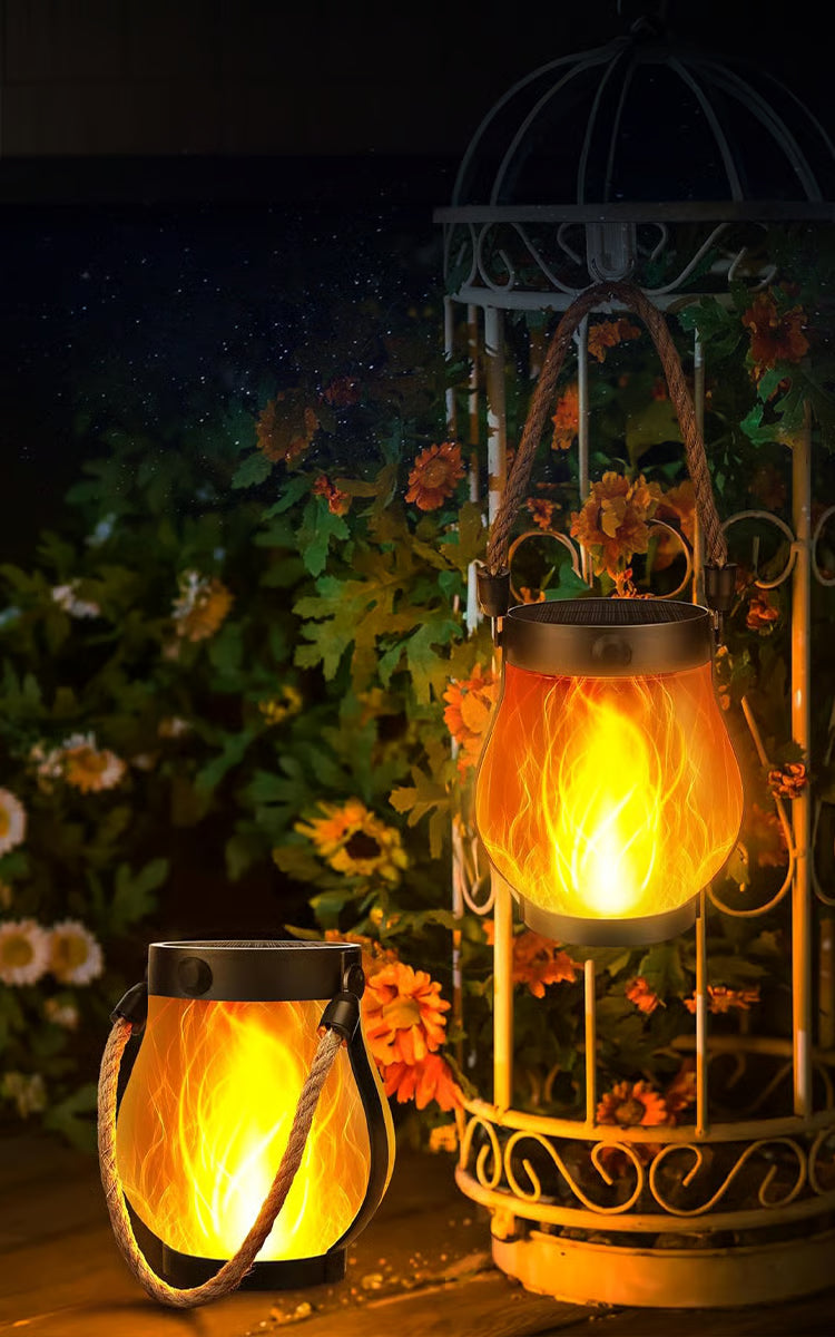 Vandtæt LED-solcellelampe med magisk flammeeffekt. Perfekt til stemningsfuld havebelysning på terrassen.