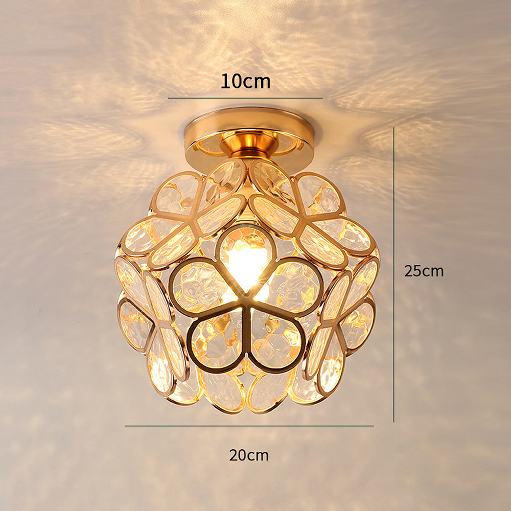 Glasloftlampe med blomstermønster i rosa, kunstnerisk design, stilfuld lysgenstand til elegant rumindretning