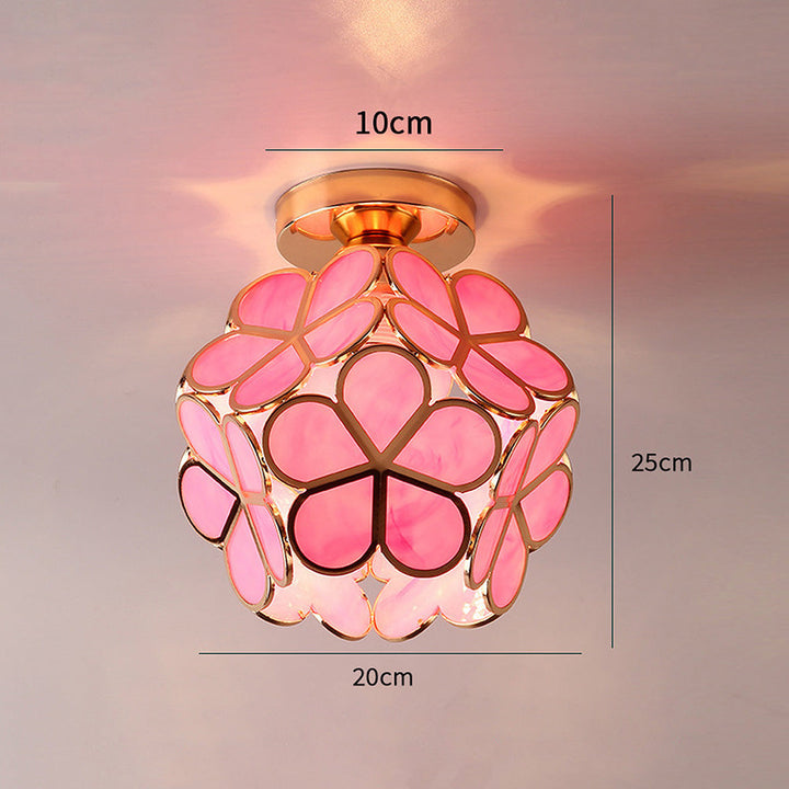 Glasloftlampe med blomstermønster i rosa, kunstnerisk design, stilfuld lysgenstand til elegant rumindretning