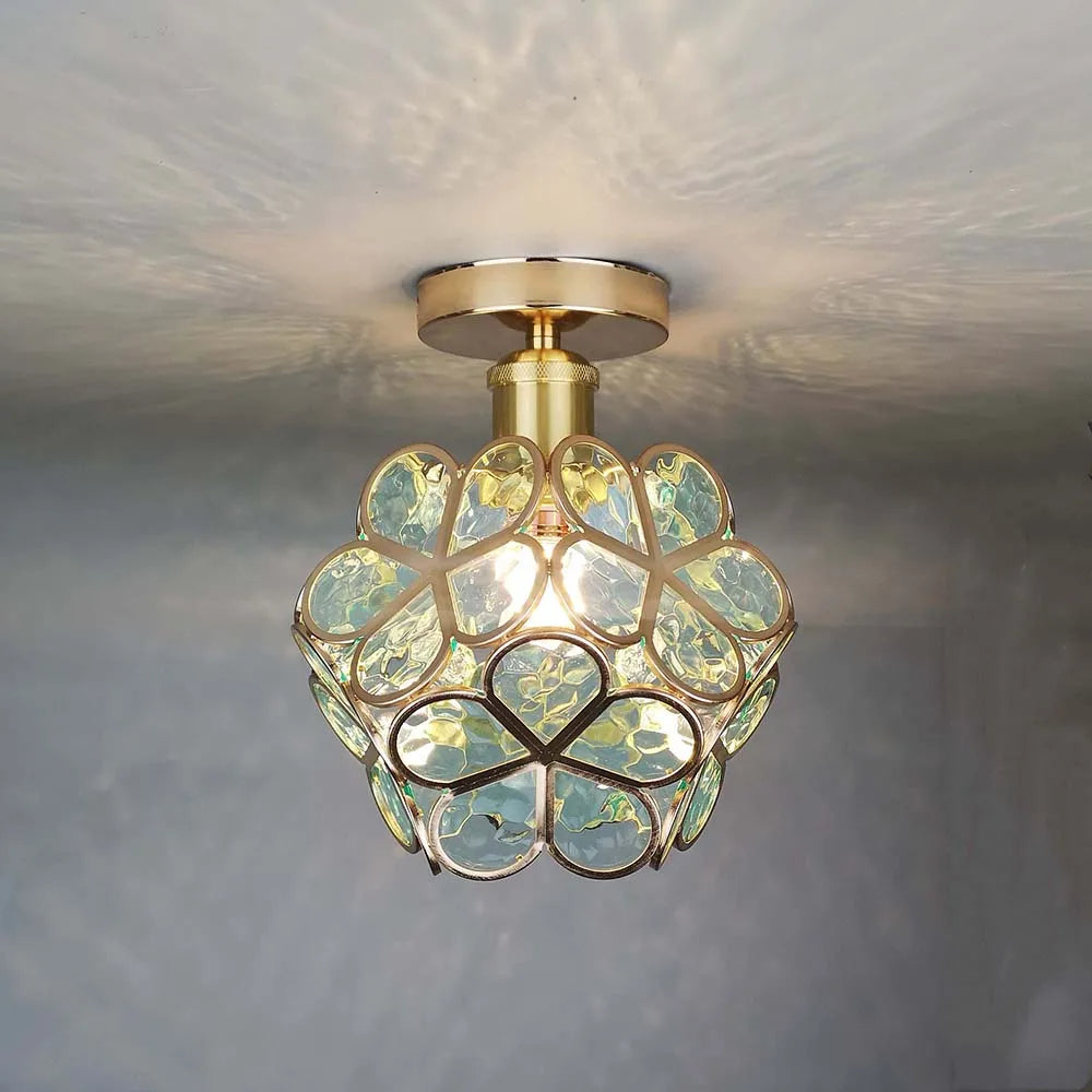 Glasloftlampe med blomstermønster i rosa, kunstnerisk design, stilfuld lysgenstand til elegant rumindretning
