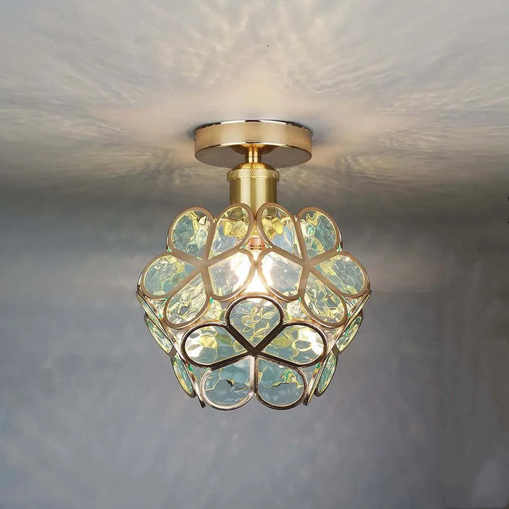 Glasloftlampe med blomstermønster i rosa, kunstnerisk design, stilfuld lysgenstand til elegant rumindretning