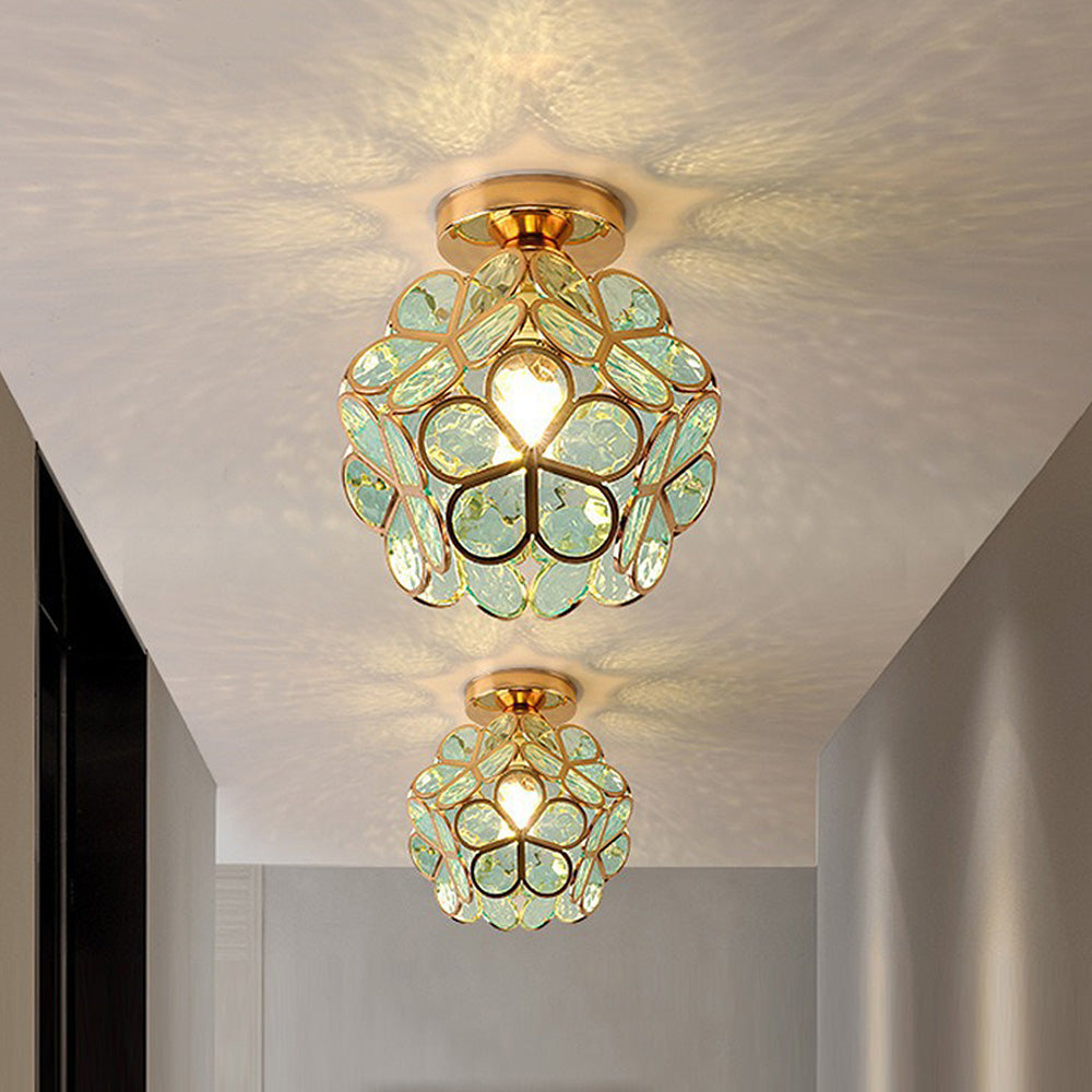 Glasloftlampe med blomstermønster i rosa, kunstnerisk design, stilfuld lysgenstand til elegant rumindretning