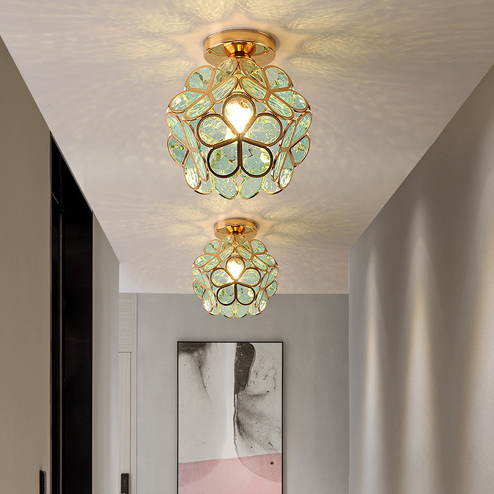 Glasloftlampe med blomstermønster i rosa, kunstnerisk design, stilfuld lysgenstand til elegant rumindretning