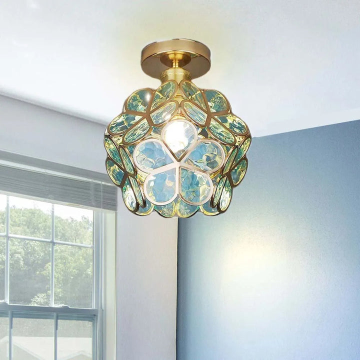 Glasloftlampe med blomstermønster i rosa, kunstnerisk design, stilfuld lysgenstand til elegant rumindretning