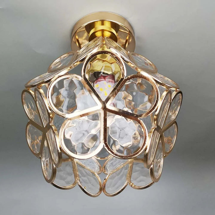 Glasloftlampe med blomstermønster i rosa, kunstnerisk design, stilfuld lysgenstand til elegant rumindretning