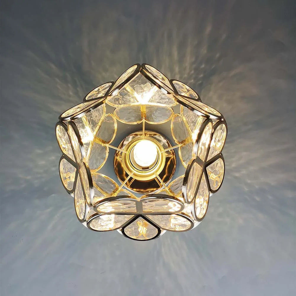 Glasloftlampe med blomstermønster i rosa, kunstnerisk design, stilfuld lysgenstand til elegant rumindretning