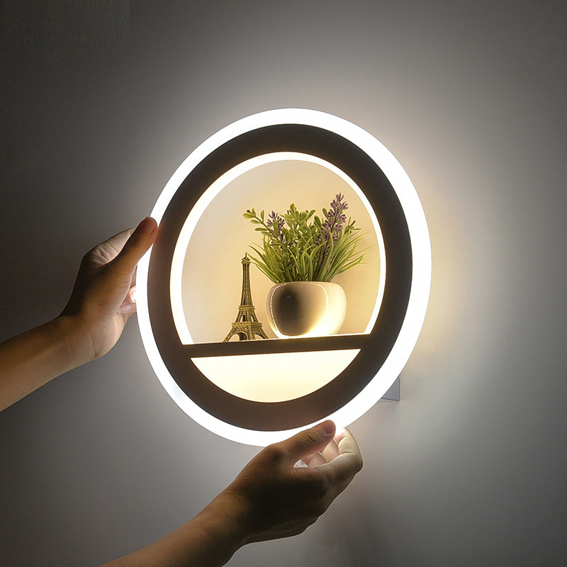 GlowArc rund væglampe med hylde. Elegant LED belysning, ideel til moderne hjemmeindretning i stuen.