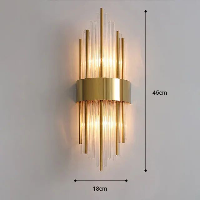 Guld LED-væglampe med moderne design og krystalaccenter, perfekt til stilfuld indendørs belysning i stuen.