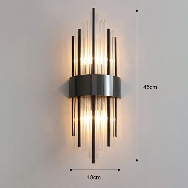 Guld LED-væglampe med moderne design og krystalaccenter, perfekt til stilfuld indendørs belysning i stuen.