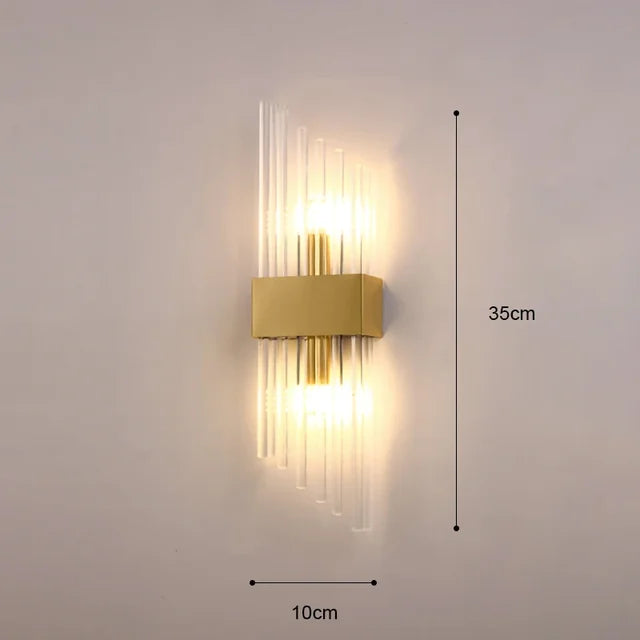 Guld LED-væglampe med moderne design og krystalaccenter, perfekt til stilfuld indendørs belysning i stuen.