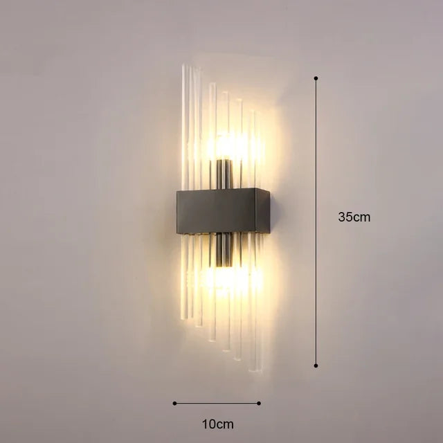 Guld LED-væglampe med moderne design og krystalaccenter, perfekt til stilfuld indendørs belysning i stuen.