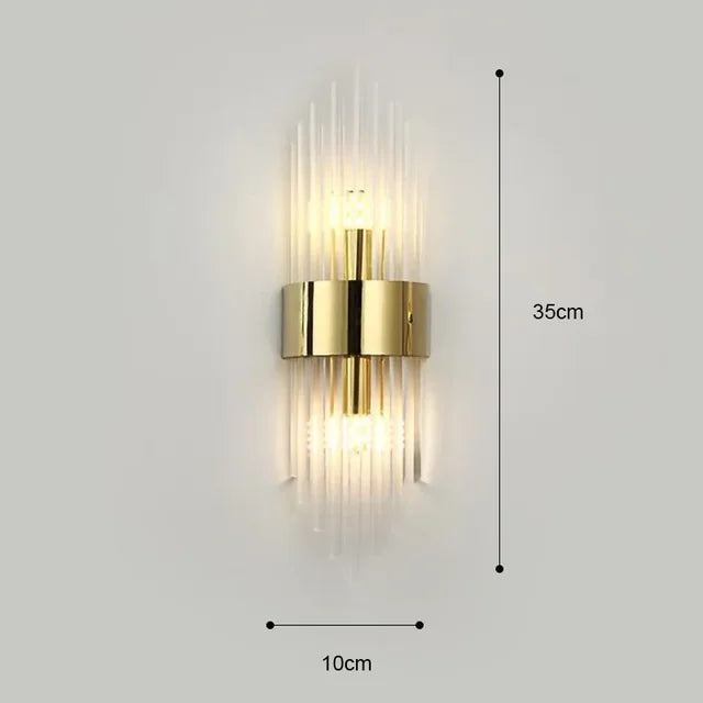 Guld LED-væglampe med moderne design og krystalaccenter, perfekt til stilfuld indendørs belysning i stuen.