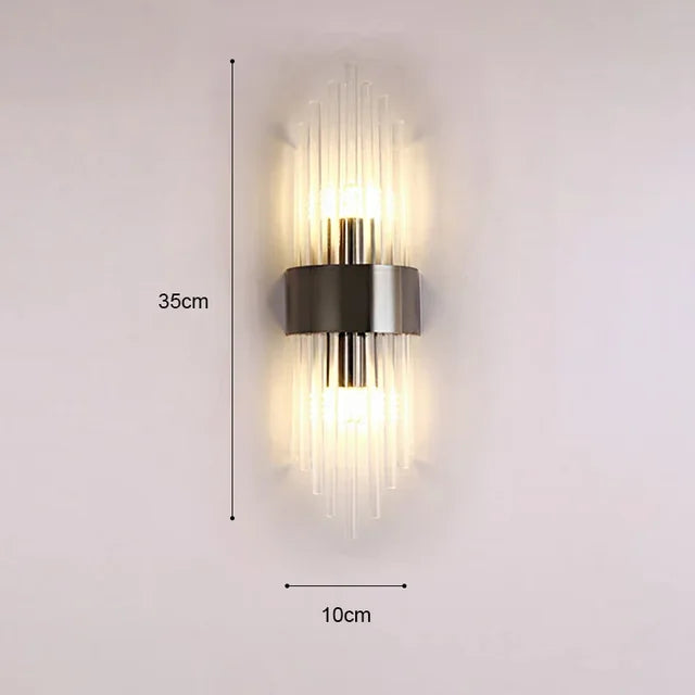 Guld LED-væglampe med moderne design og krystalaccenter, perfekt til stilfuld indendørs belysning i stuen.