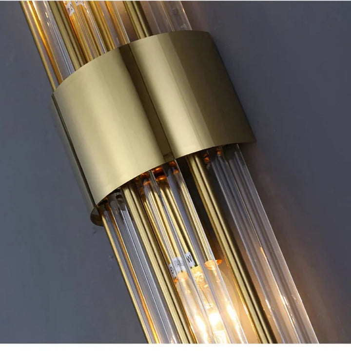 Guld LED-væglampe med moderne design og krystalaccenter, perfekt til stilfuld indendørs belysning i stuen.