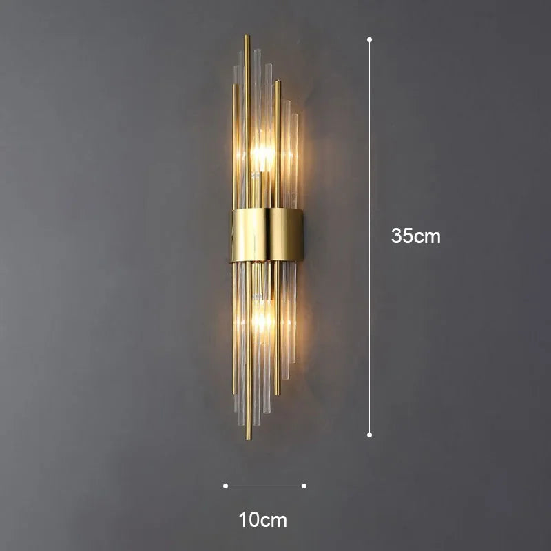 Guld LED-væglampe med moderne design og krystalaccenter, perfekt til stilfuld indendørs belysning i stuen.