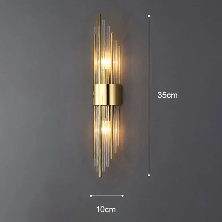 Guld LED-væglampe med moderne design og krystalaccenter, perfekt til stilfuld indendørs belysning i stuen.