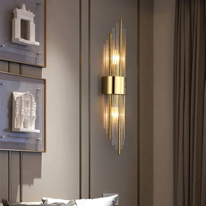 Guld LED-væglampe med moderne design og krystalaccenter, perfekt til stilfuld indendørs belysning i stuen.