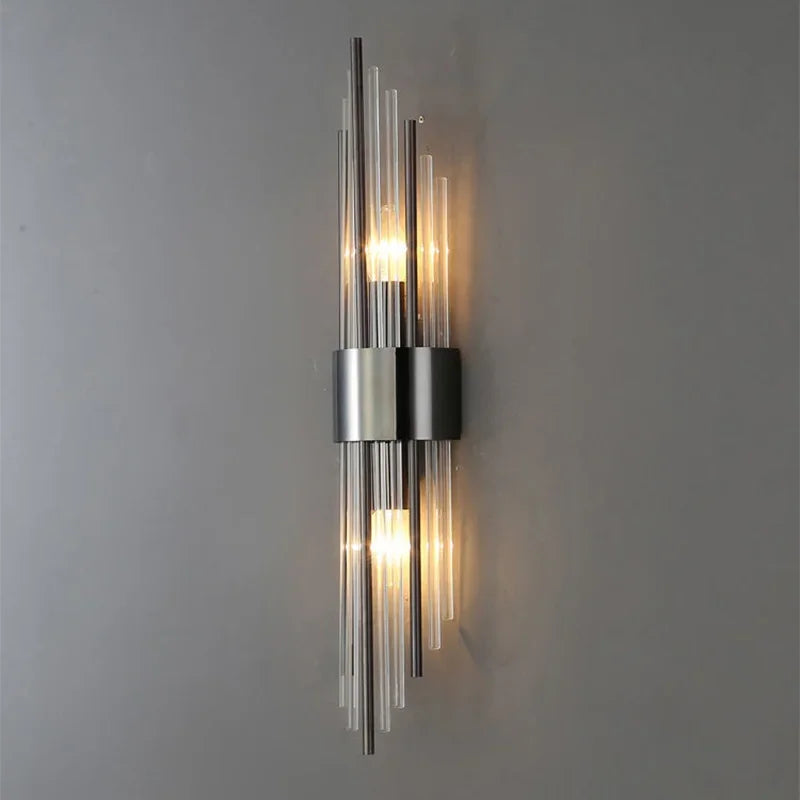 Guld LED-væglampe med moderne design og krystalaccenter, perfekt til stilfuld indendørs belysning i stuen.