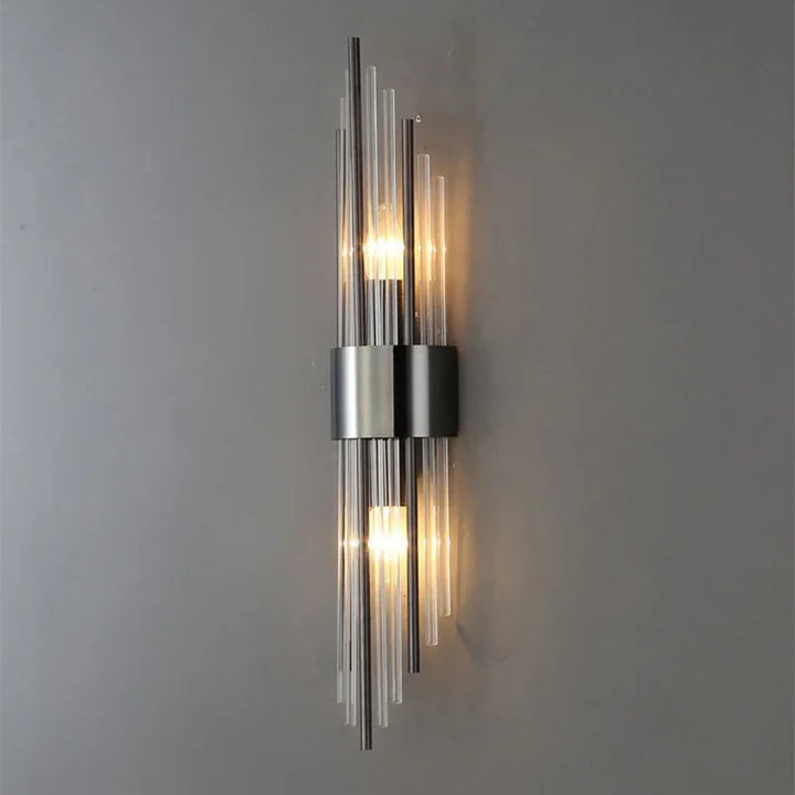 Guld LED-væglampe med moderne design og krystalaccenter, perfekt til stilfuld indendørs belysning i stuen.
