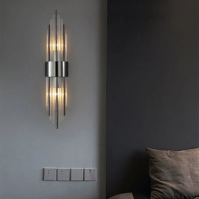Guld LED-væglampe med moderne design og krystalaccenter, perfekt til stilfuld indendørs belysning i stuen.