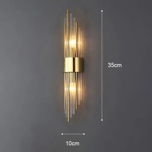 Guld LED-væglampe med moderne design og krystalaccenter, perfekt til stilfuld indendørs belysning i stuen.