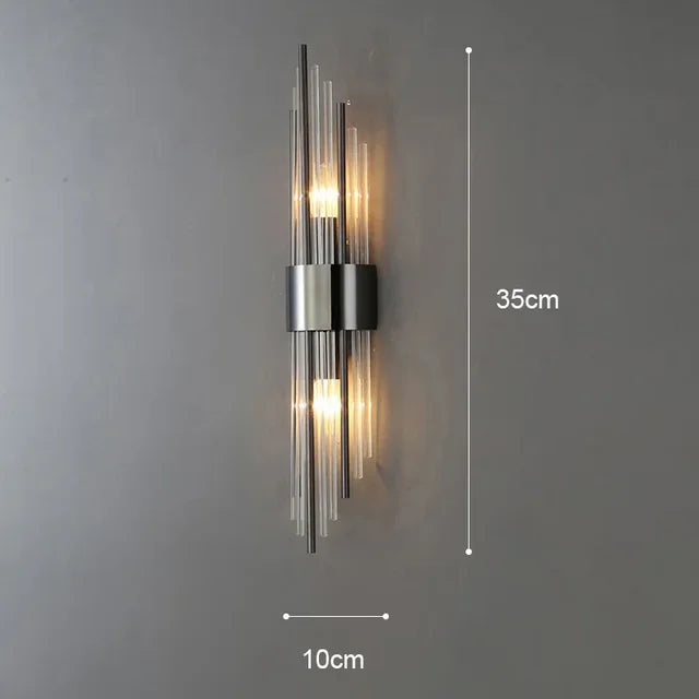 Guld LED-væglampe med moderne design og krystalaccenter, perfekt til stilfuld indendørs belysning i stuen.
