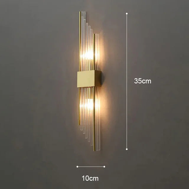 Guld LED-væglampe med moderne design og krystalaccenter, perfekt til stilfuld indendørs belysning i stuen.
