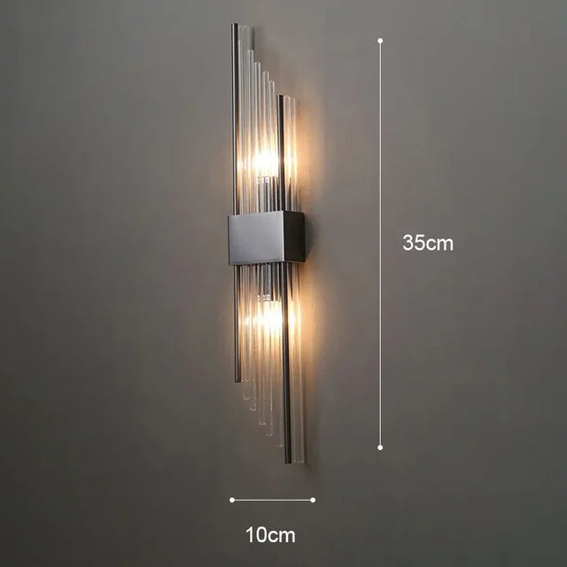 Guld LED-væglampe med moderne design og krystalaccenter, perfekt til stilfuld indendørs belysning i stuen.