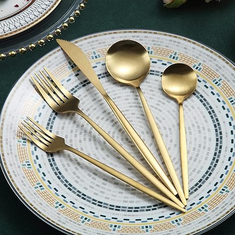 Gyldent bestiksæt i rustfrit stål med elegant minimalistisk design, ideel til moderne borddækninger.