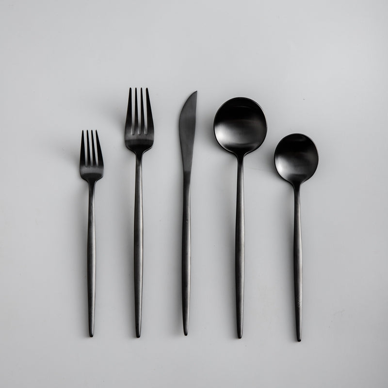 Gyldent bestiksæt i rustfrit stål med elegant minimalistisk design, ideel til moderne borddækninger.
