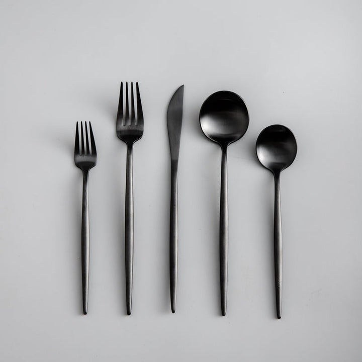 Gyldent bestiksæt i rustfrit stål med elegant minimalistisk design, ideel til moderne borddækninger.