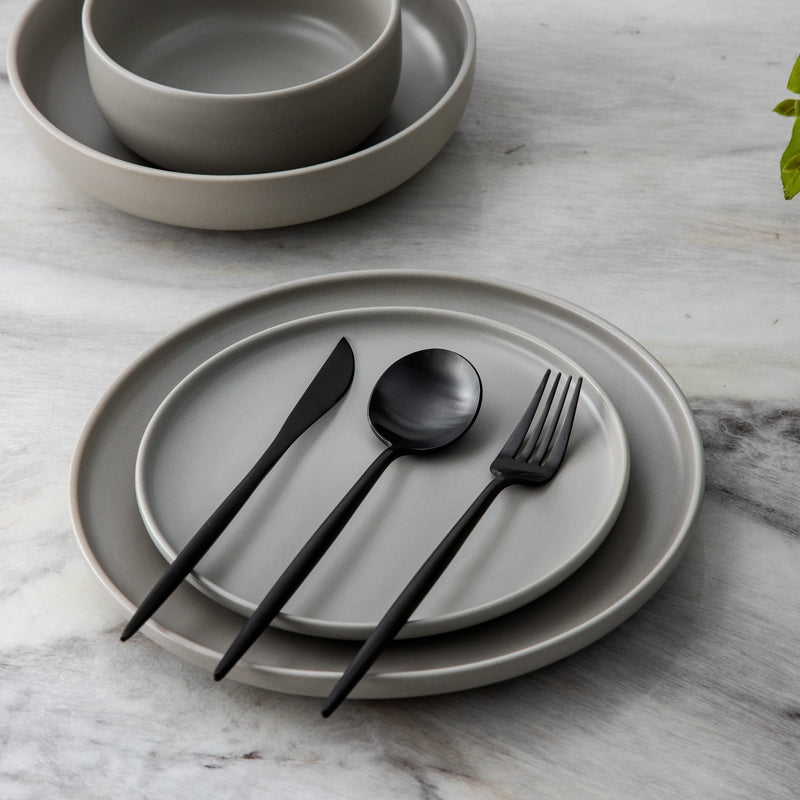 Gyldent bestiksæt i rustfrit stål med elegant minimalistisk design, ideel til moderne borddækninger.